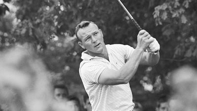 YOUNG ARNOLD PALMER GOLFING GREAT IN THIS GREAT 8X10 PHOTO CLASSIC 1