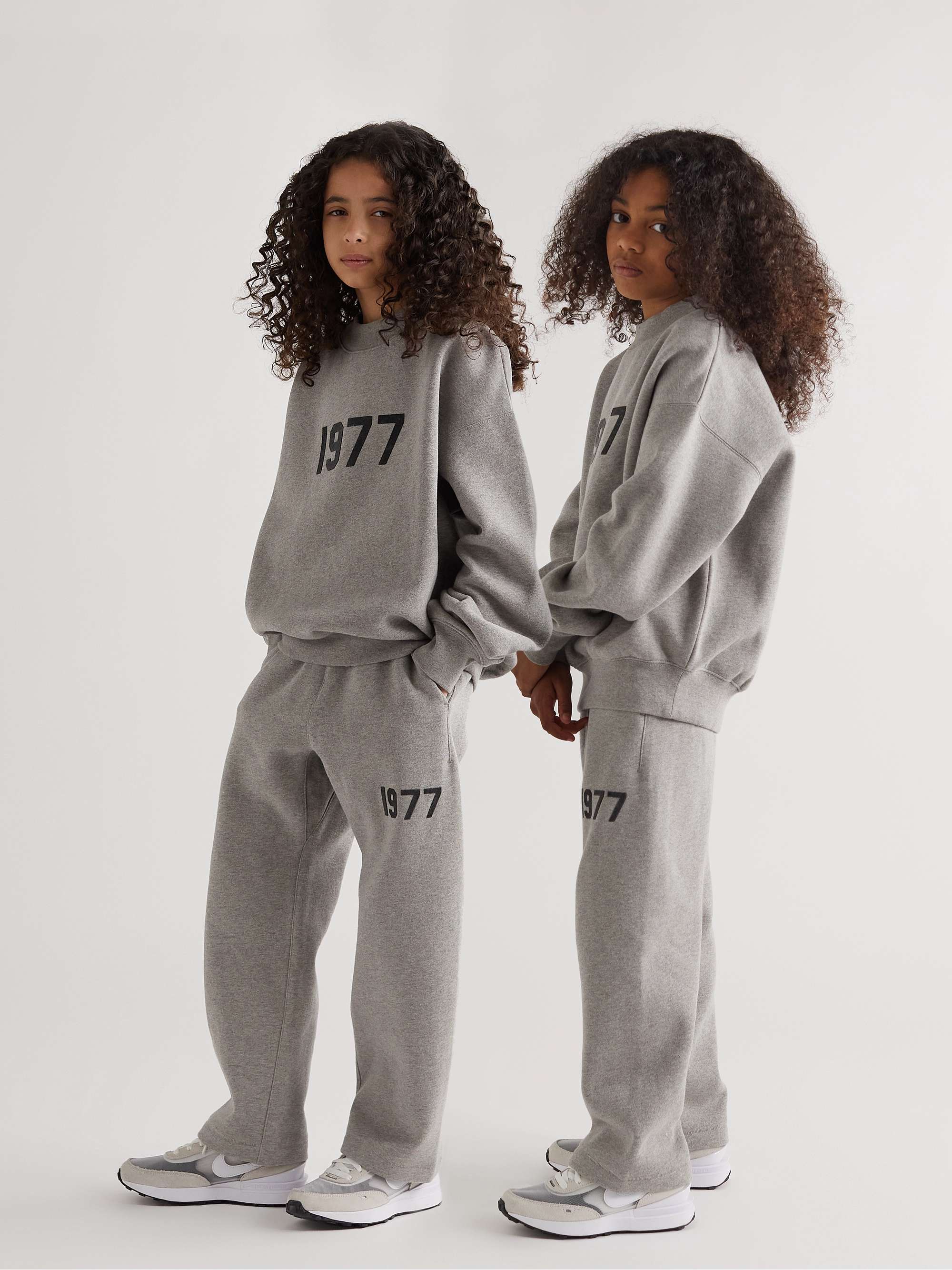 피어오브갓 에센셜 키즈 1977 바지 FEAR OF GOD ESSENTIALS KIDS Logo-Flocked Cotton-Blend Jersey Sweatpants,Gray