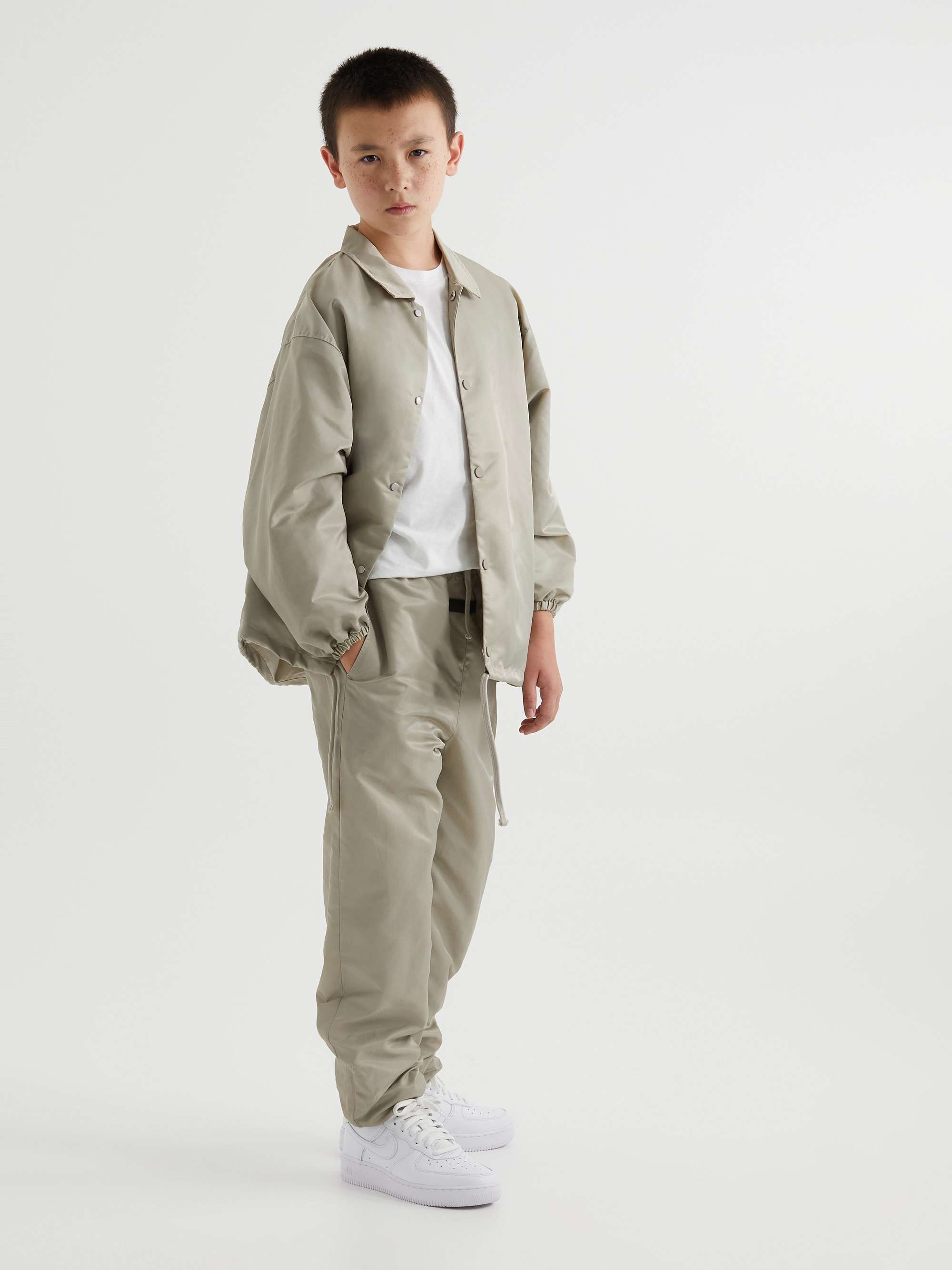 피어오브갓 에센셜 키즈 스웻팬츠 FEAR OF GOD ESSENTIALS KIDS Tapered Logo-Appliqued Taslan Nylon Sweatpants,Light gray