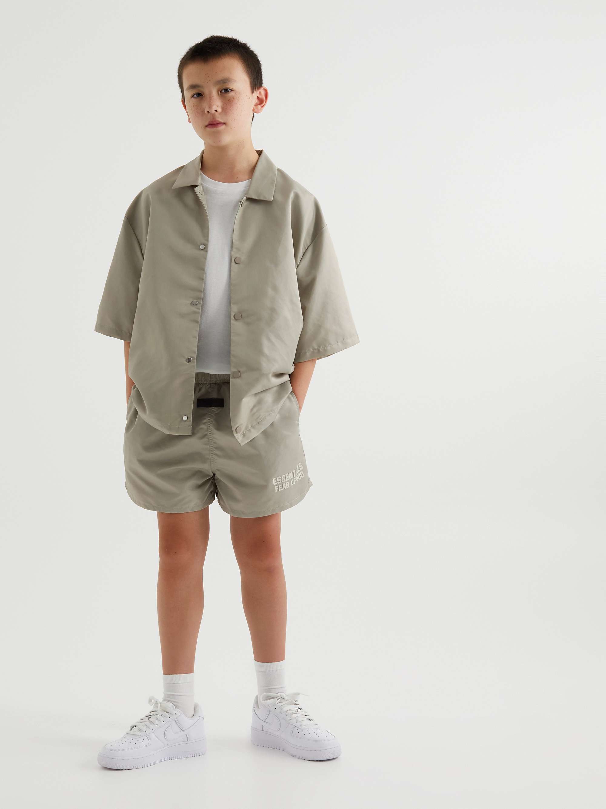 피어오브갓 에센셜 키즈 반바지 FEAR OF GOD ESSENTIALS KIDS Appliqued Shell Shorts,Light gray